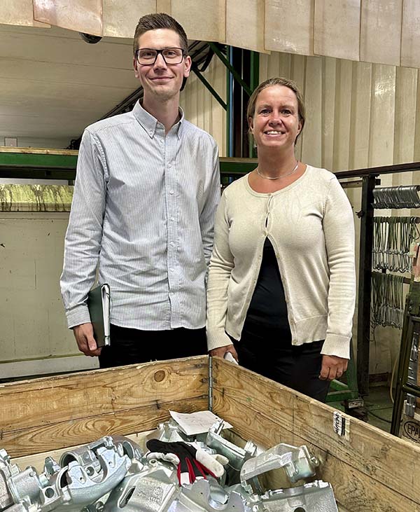 Kvalitets- og miljøingeniør Christoffer Huus står sammen med Betina Creutz, der er kvalitets- og miljøchef i Budweg, foran en kasse med nyrenoverede bremsekalibre